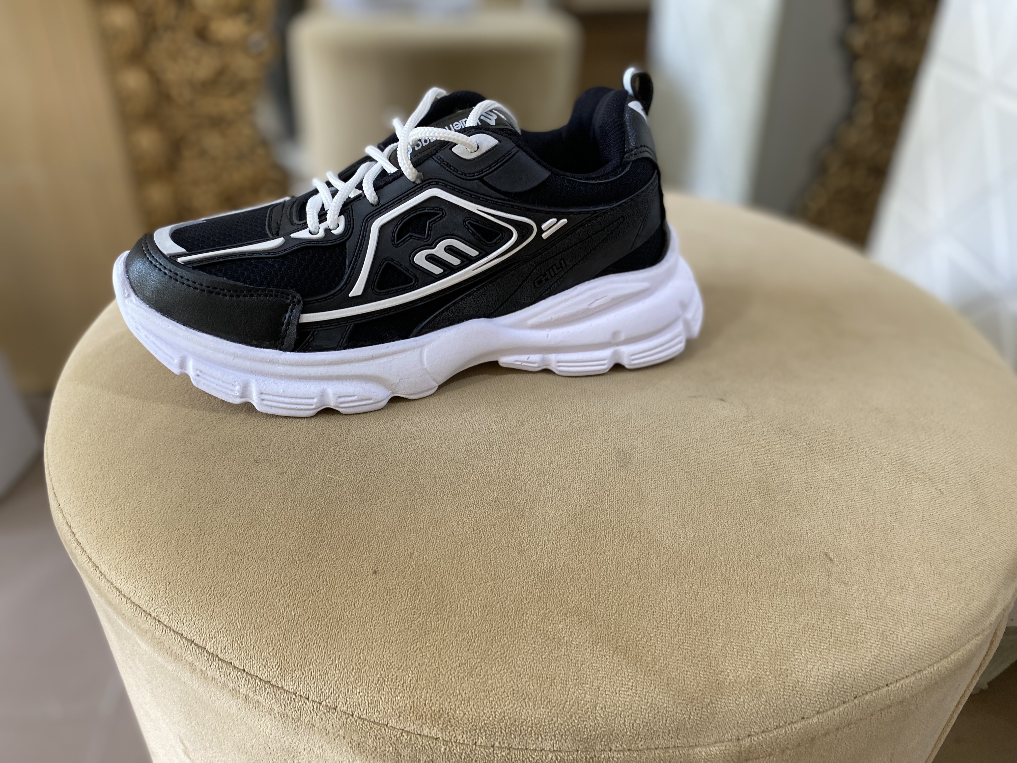 کتونی بالنسیاگا میانه سایزبندی : 37/40 ( قالب بزرگ) رنگ بندی : طبق عکس زیره پیو رنگ شده زرد نمیشه